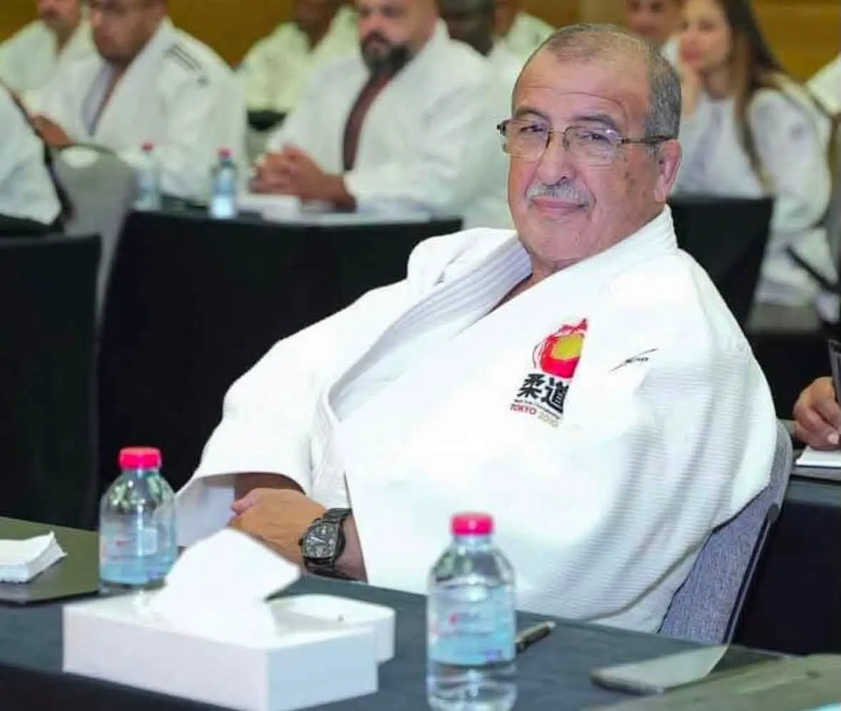 السيد الهادي المهيرصي مرتديًا بدلة الجودو خلال ملتقى للجودو